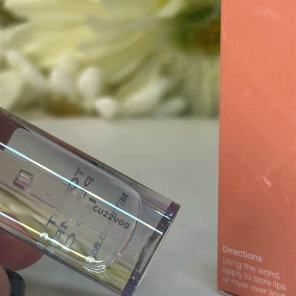 JOAH by kiss “drinks on me collection”Top it off Plumping Lip oil color:Prosecco - Picture 3 of 4